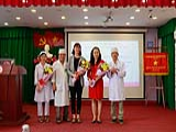 Ban Giám đốc Bệnh viện Phụ sản TP. Cần Thơ trao hoa cảm ơn cho các báo cáo viên Ban Giám đốc Bệnh viện Phụ sản TP. Cần Thơ trao hoa cảm ơn cho các báo cáo viên
