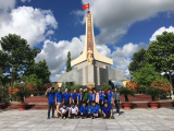 Đoàn viên thanh niên Bệnh viện Phụ sản TP. Cần Thơ tham gia dọn vệ sinh tại Nghĩa trang liệt sỹ Long Tuyền